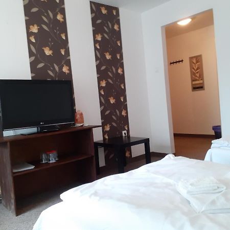 Tavi Panzio Es Etterem Bed and Breakfast Veresegyház Exteriör bild
