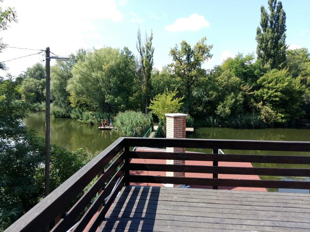 Tavi Panzio Es Etterem Bed and Breakfast Veresegyház Exteriör bild