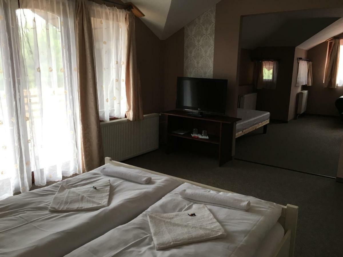 Tavi Panzio Es Etterem Bed and Breakfast Veresegyház Exteriör bild
