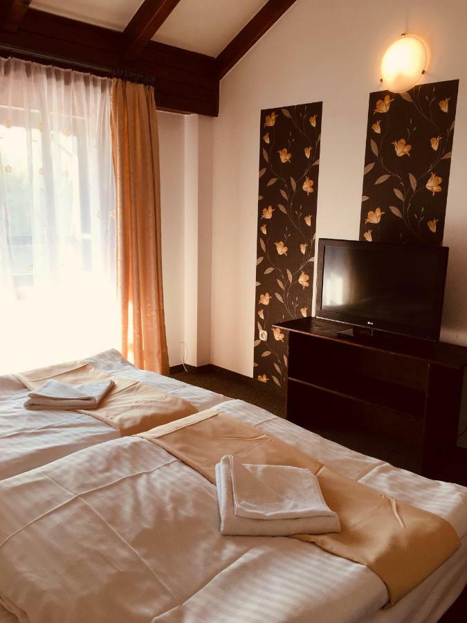 Tavi Panzio Es Etterem Bed and Breakfast Veresegyház Exteriör bild