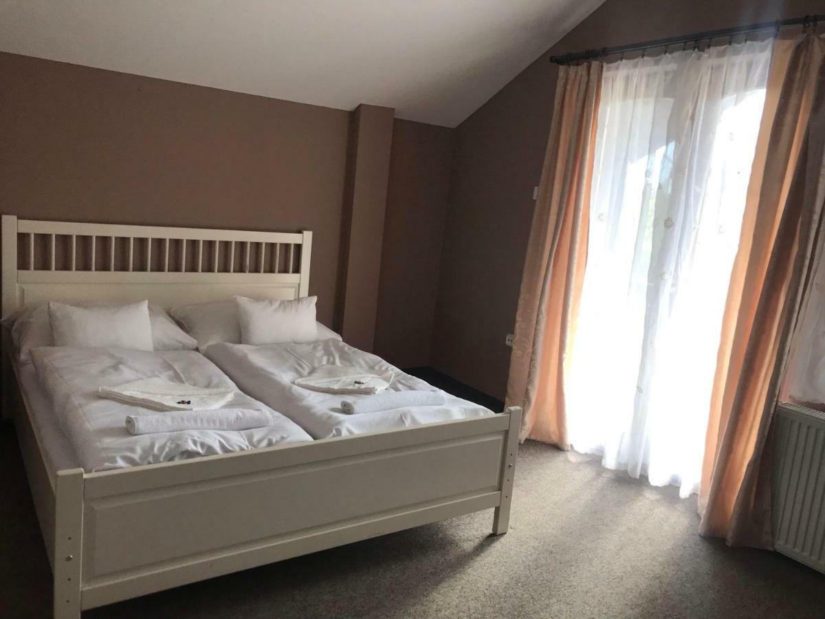 Tavi Panzio Es Etterem Bed and Breakfast Veresegyház Exteriör bild