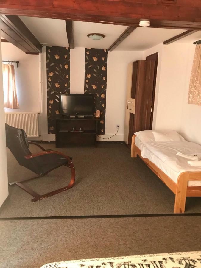 Tavi Panzio Es Etterem Bed and Breakfast Veresegyház Exteriör bild