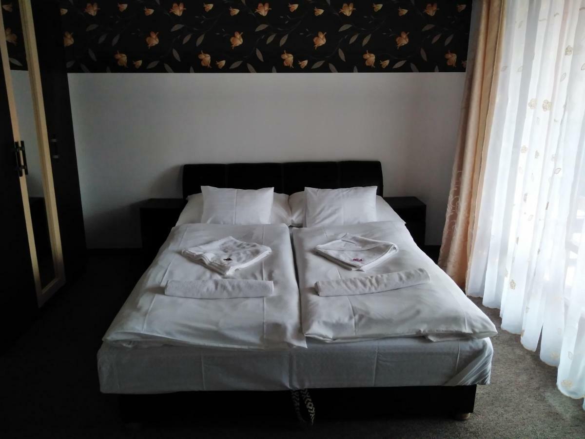 Tavi Panzio Es Etterem Bed and Breakfast Veresegyház Exteriör bild