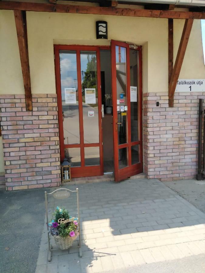 Tavi Panzio Es Etterem Bed and Breakfast Veresegyház Exteriör bild
