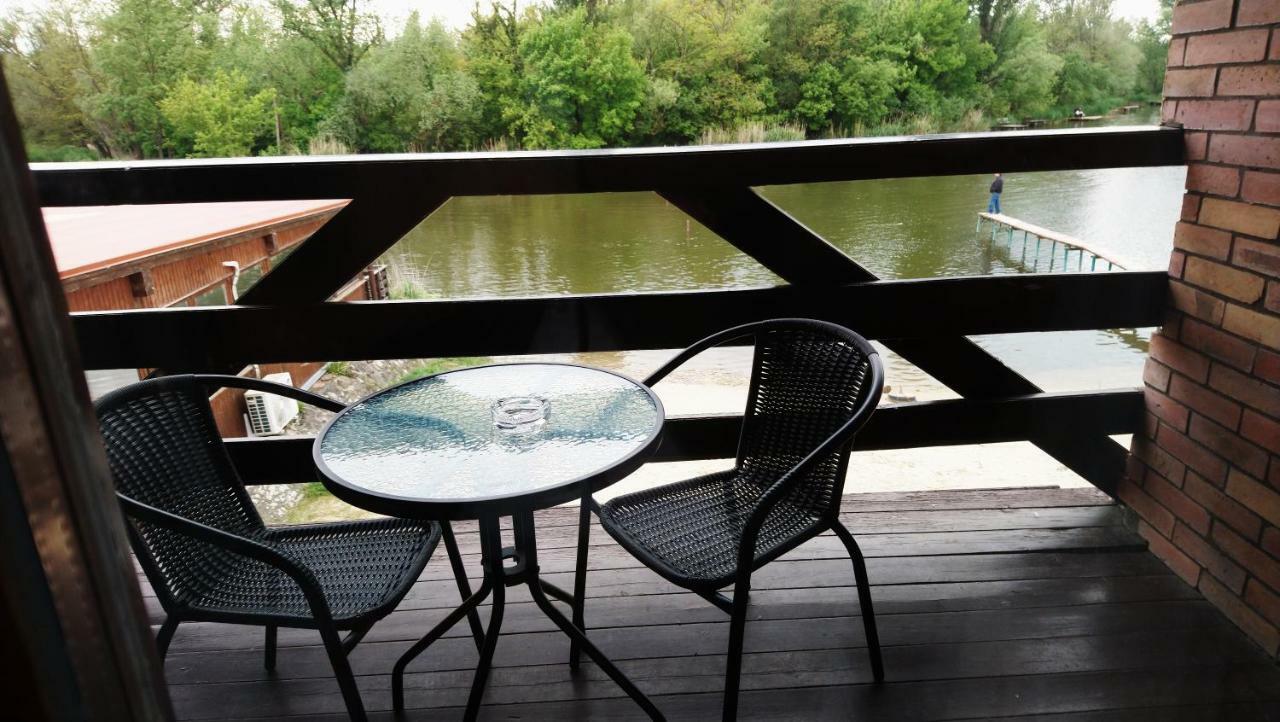 Tavi Panzio Es Etterem Bed and Breakfast Veresegyház Exteriör bild
