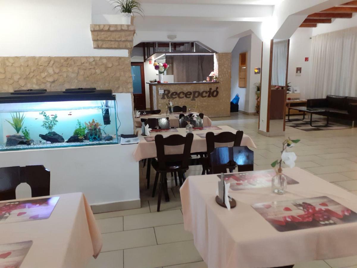 Tavi Panzio Es Etterem Bed and Breakfast Veresegyház Exteriör bild
