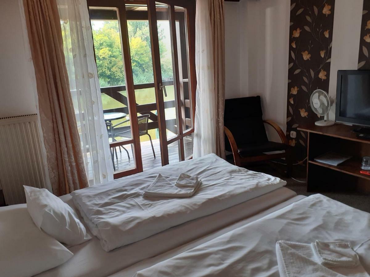 Tavi Panzio Es Etterem Bed and Breakfast Veresegyház Exteriör bild