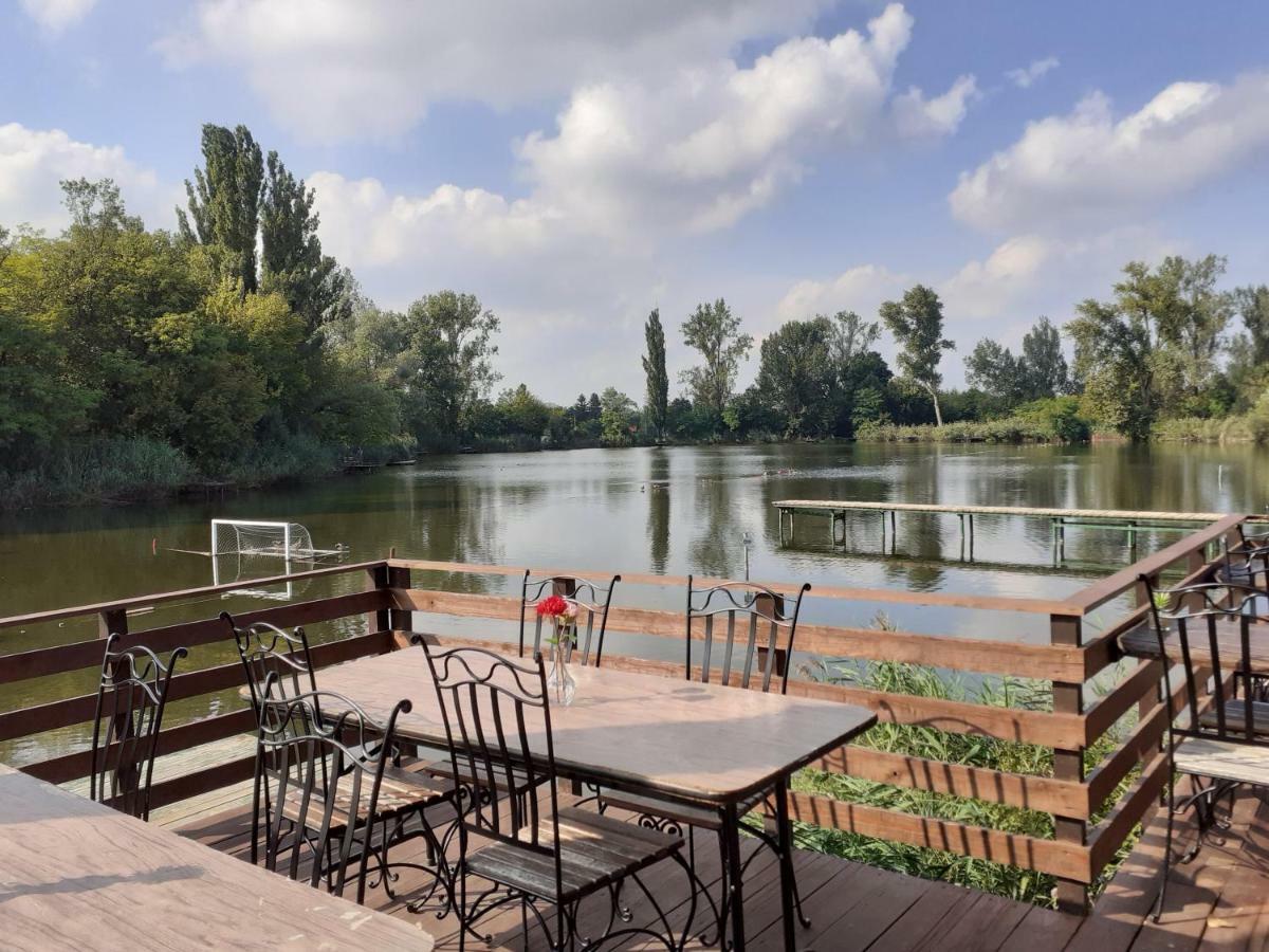 Tavi Panzio Es Etterem Bed and Breakfast Veresegyház Exteriör bild