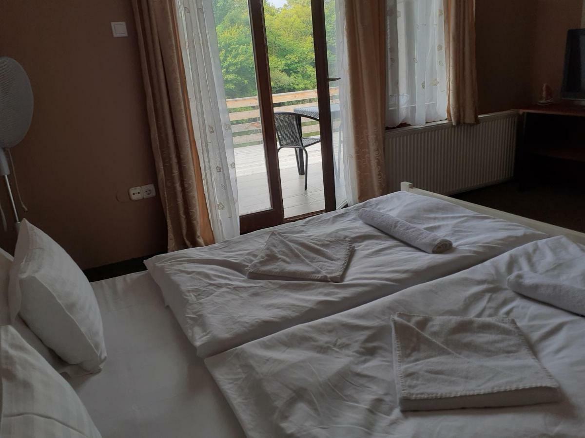 Tavi Panzio Es Etterem Bed and Breakfast Veresegyház Exteriör bild
