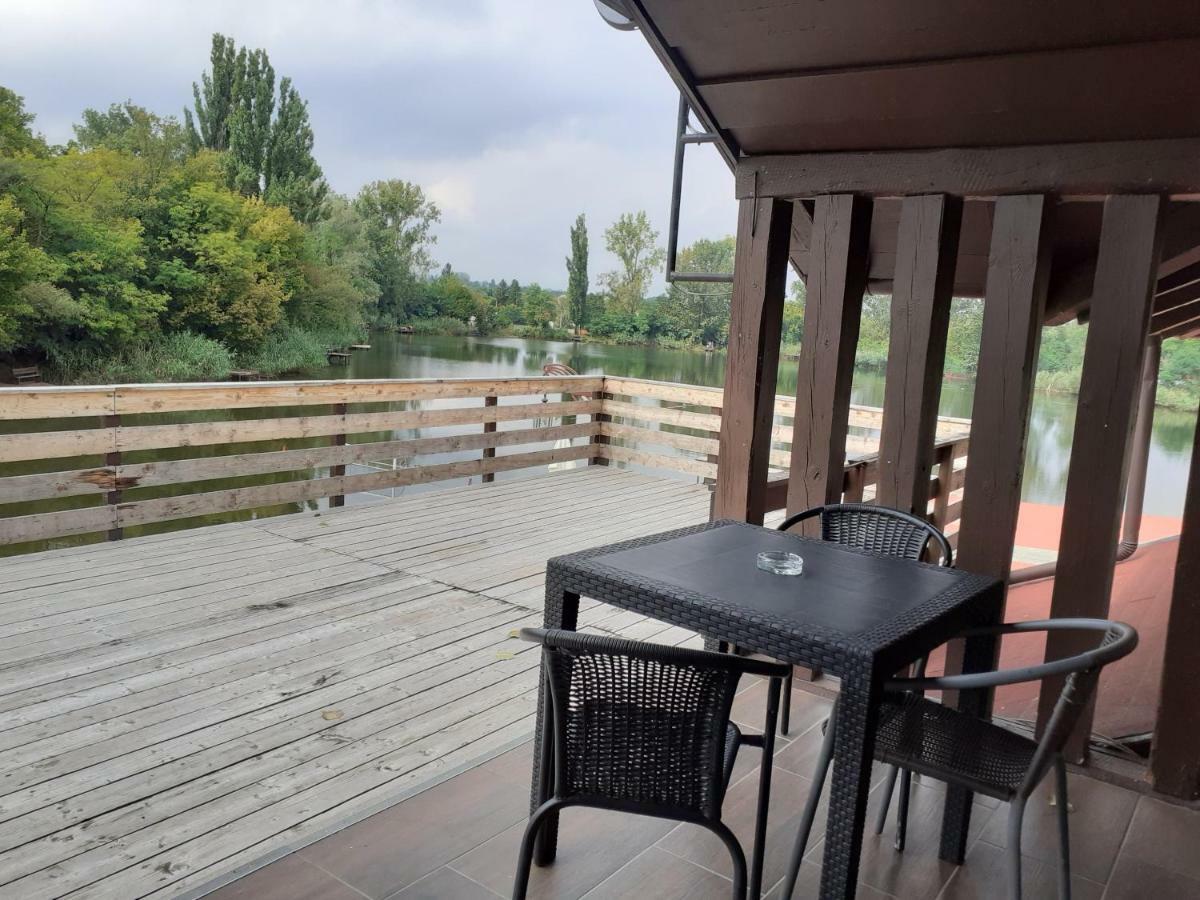 Tavi Panzio Es Etterem Bed and Breakfast Veresegyház Exteriör bild