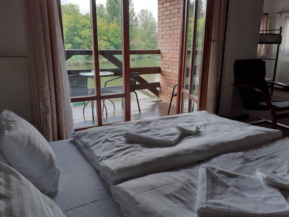 Tavi Panzio Es Etterem Bed and Breakfast Veresegyház Exteriör bild