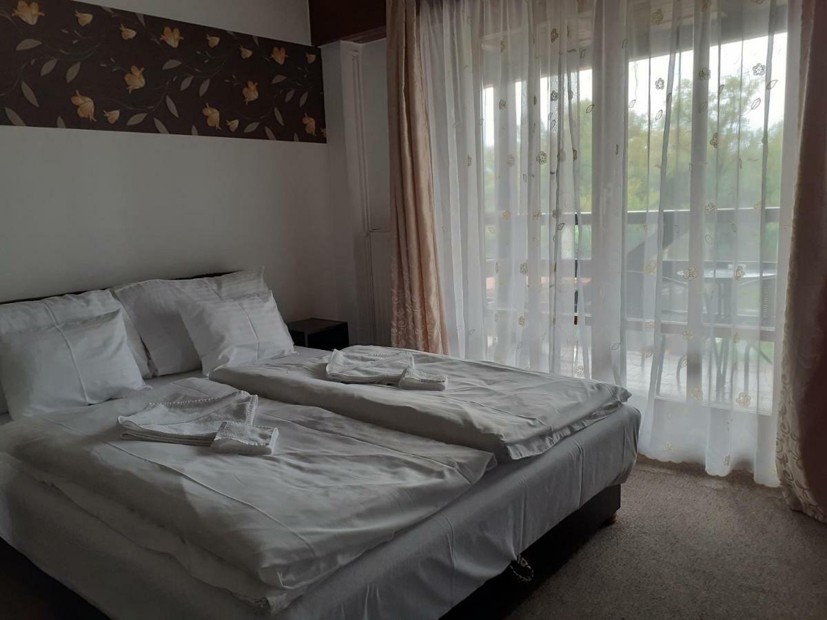Tavi Panzio Es Etterem Bed and Breakfast Veresegyház Exteriör bild