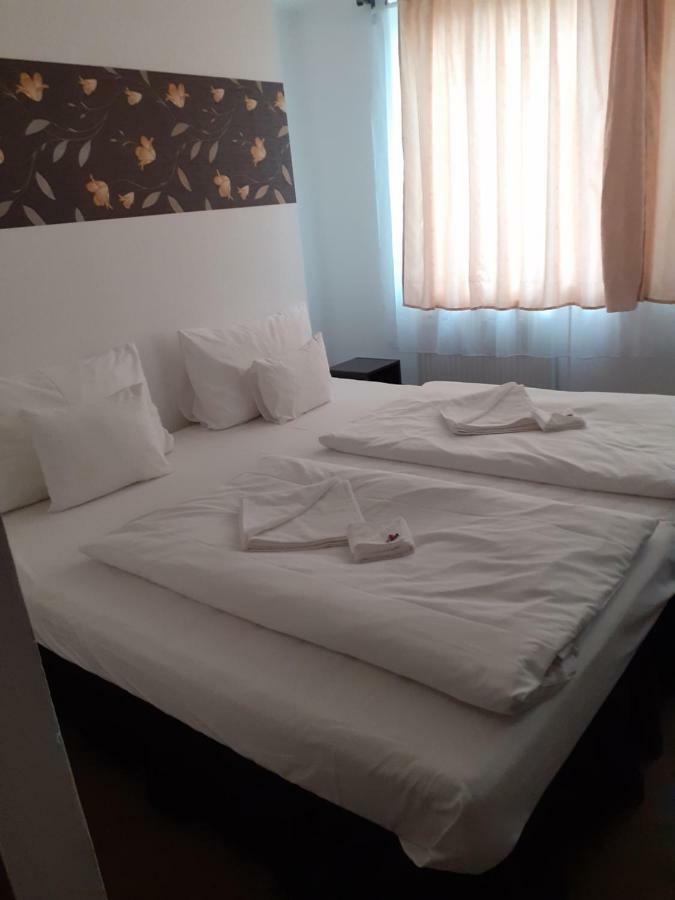Tavi Panzio Es Etterem Bed and Breakfast Veresegyház Exteriör bild