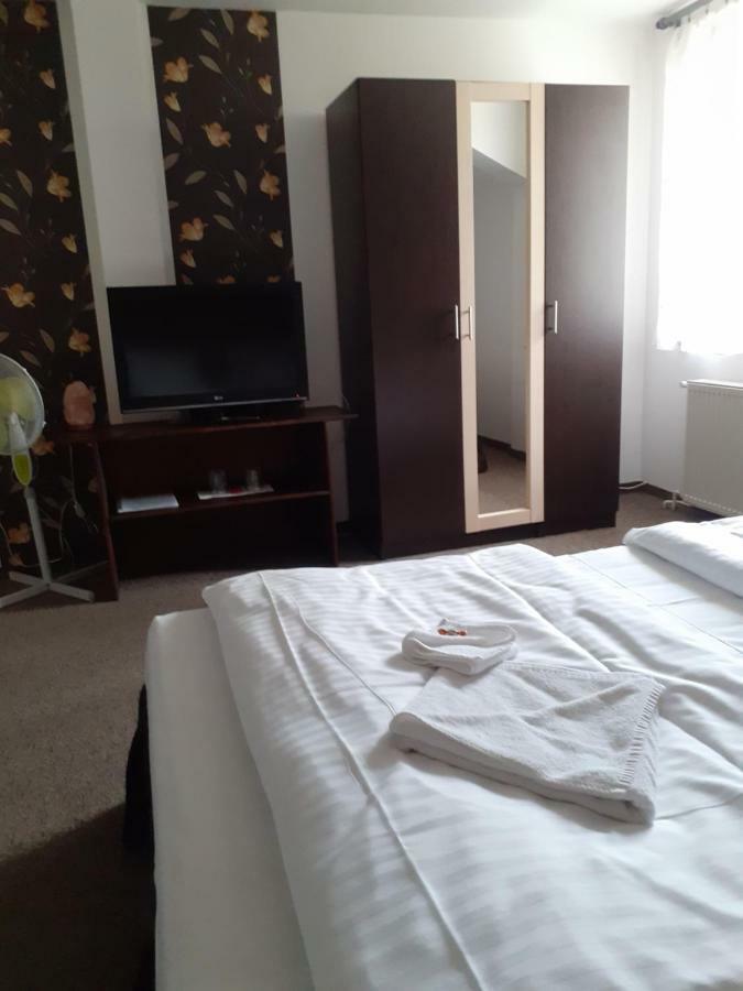 Tavi Panzio Es Etterem Bed and Breakfast Veresegyház Exteriör bild