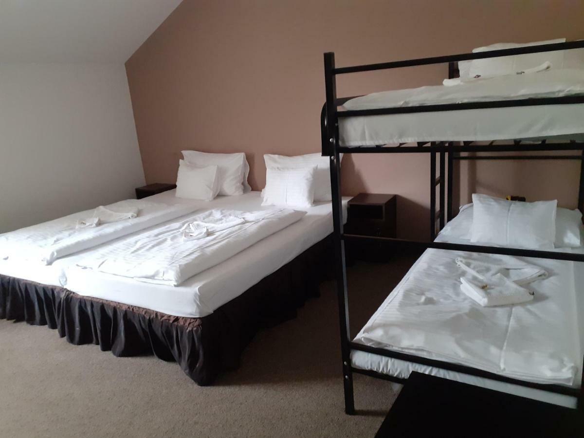 Tavi Panzio Es Etterem Bed and Breakfast Veresegyház Exteriör bild