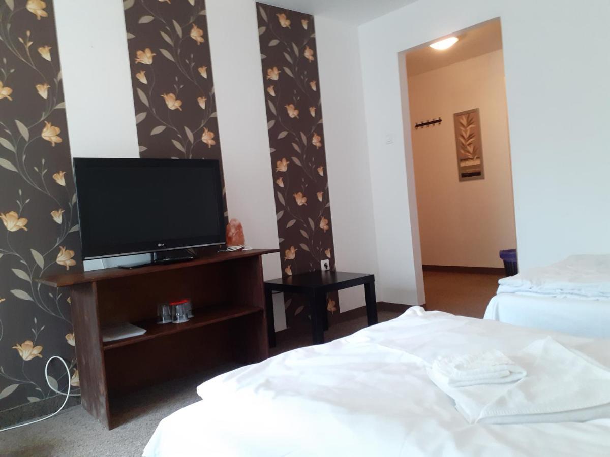 Tavi Panzio Es Etterem Bed and Breakfast Veresegyház Exteriör bild