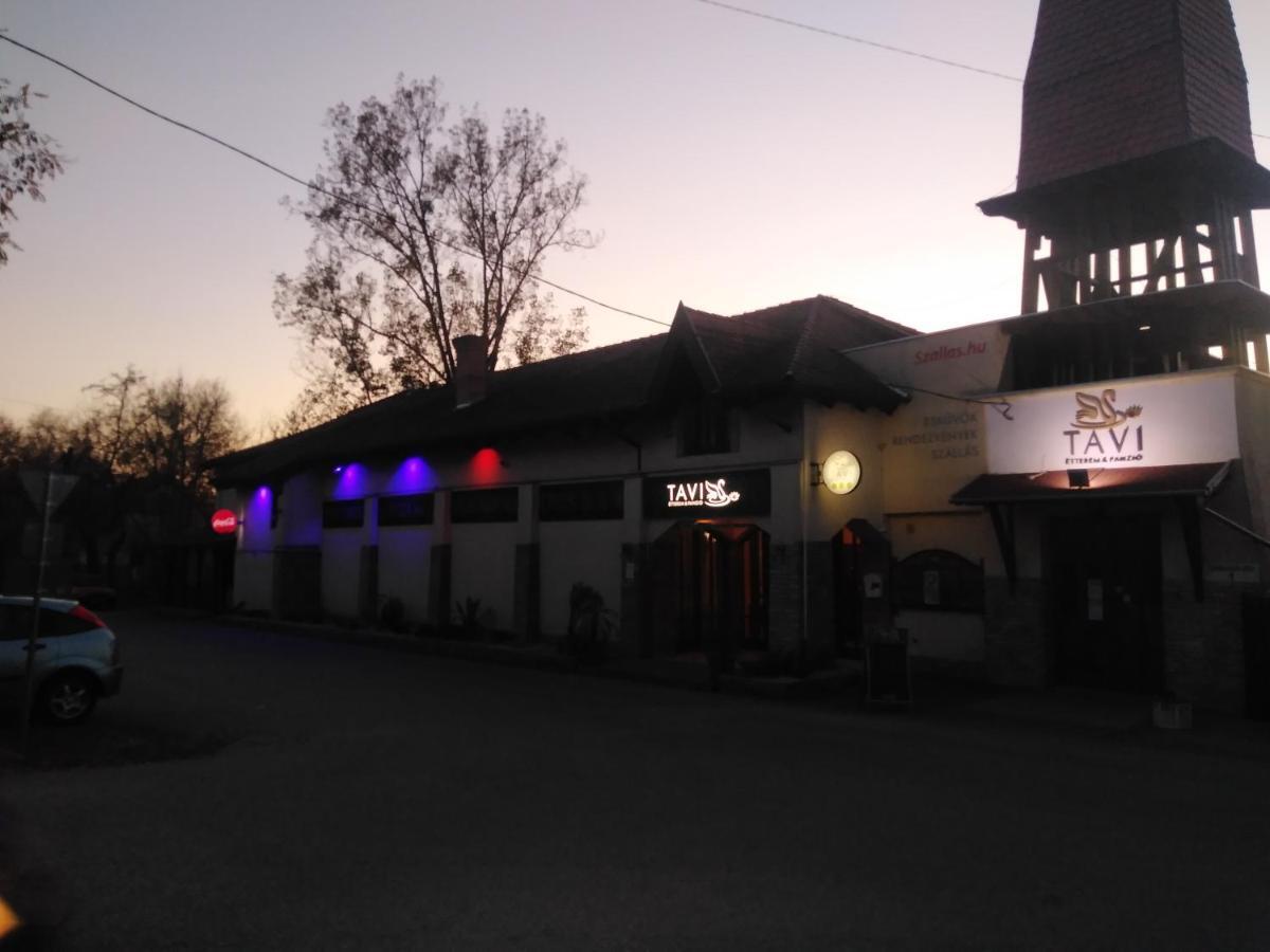 Tavi Panzio Es Etterem Bed and Breakfast Veresegyház Exteriör bild