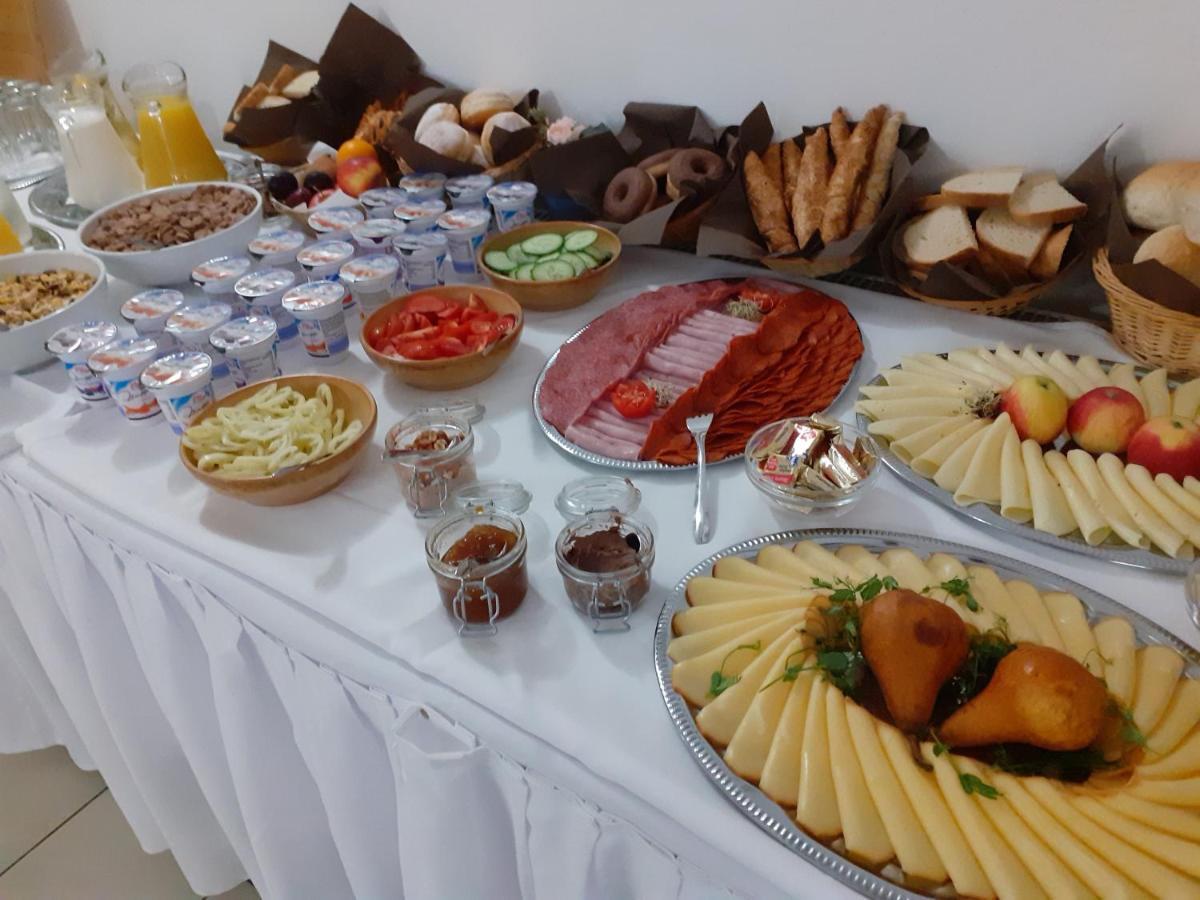 Tavi Panzio Es Etterem Bed and Breakfast Veresegyház Exteriör bild